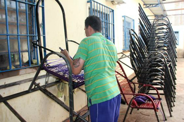 Presos de Três Lagoas produzem mais de duas mil cadeiras de fio por mês Por meio do trabalho dos detentos, são produzidas por mês, em média, mais de duas mil peças, que são revendidas no setor atacadista (Foto: Keila Oliveira)