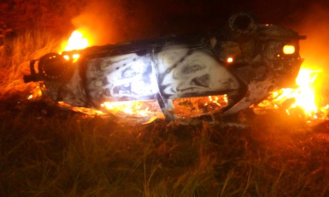 Veículo carregado com maconha capota e pega fogo Quando os policiais chegaram ao local, encontraram o automóvel abandonado e em chamas.(PMR/Divulgação).