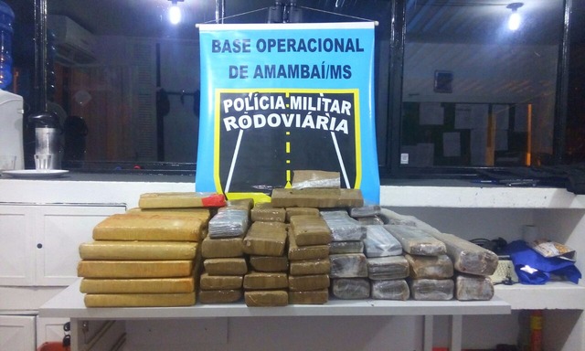 Veículo carregado com maconha capota e pega fogo Quando os policiais chegaram ao local, encontraram o automóvel abandonado e em chamas(PMR/Divulgação).