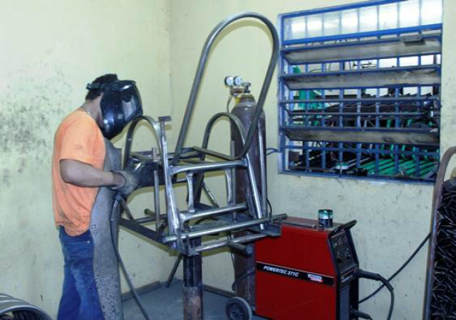 Presos de Três Lagoas produzem mais de duas mil cadeiras de fio por mês A Agepen possui na atualidade 169 parcerias com empresas que oferecem oportunidade de trabalho a reeducandos dentro ou fora dos presídios (Foto: Keila Oliveira)