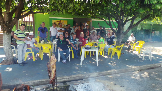 Em Três Lagoas boteco comemora dois anos com costelada na rua Costela patrocinada por amigos foi preparada na rua ao estilo pantaneiro e servida após passar mais de 6 horas no fogo (Foto: Ricardo Ojeda)