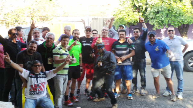 Em Três Lagoas boteco comemora dois anos com costelada na rua Uma parte da numerosa confraria que tradicionalmente se reúne aos sábado no Botchesco (Foto: Ricardo Ojeda)