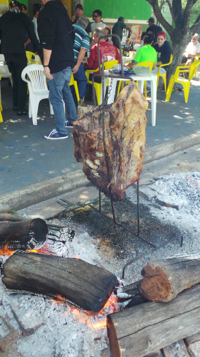Em Três Lagoas boteco comemora dois anos com costelada na rua Costelão quase no ponto para ser servido aos frequentadores do boteco (Foto: Ricardo Ojeda)