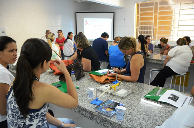 Saúde capacita profissionais para teste rápido de HIV e Sífilis A capacitação, realizada anualmente, destina-se a servidores, que atuam nas Unidades de Atenção Básica da Secretaria Municipal de Saúde de Três Lagoas e Microrregião (Foto: Divulgação/Assecom)