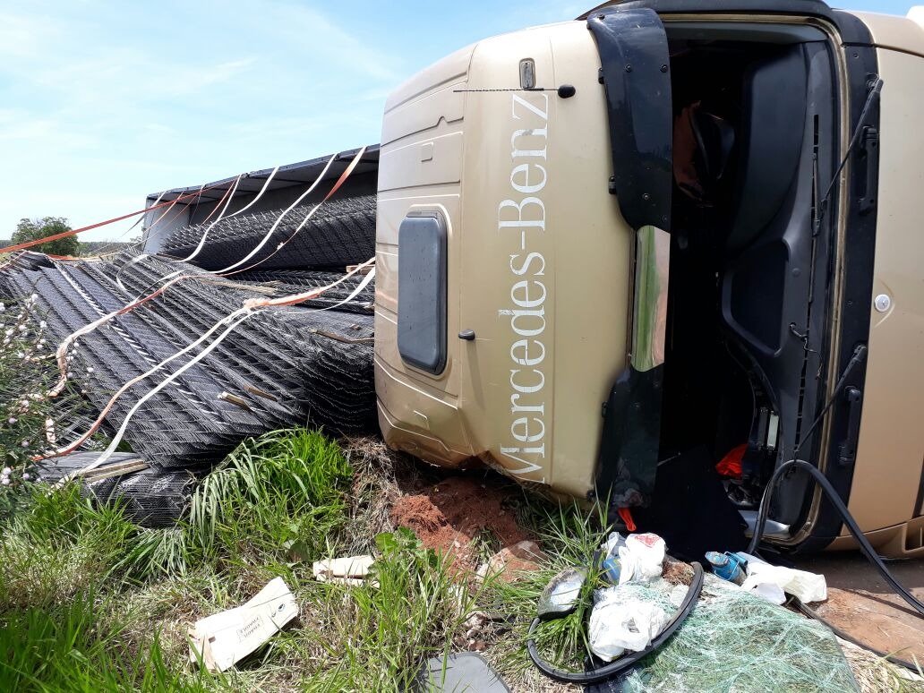 Carreta tomba em Três Lagoas e motorista fica ferido Com o tombamento, o para-brisa do caminhão quebrou e a carga ficou espalhada no canto da pista. (Fotos: Divulgação/Corpo de Bombeiros).