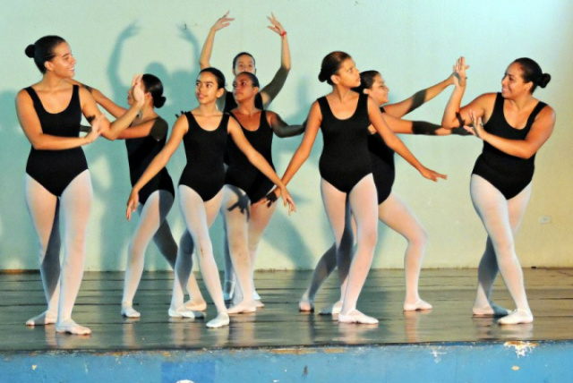Ao todo, nove bailarinas da Escola Municipal de Ballet participam das etapas onde serão classificadas as apresentações para o evento oficial (Foto: Divulgação/Assecom)