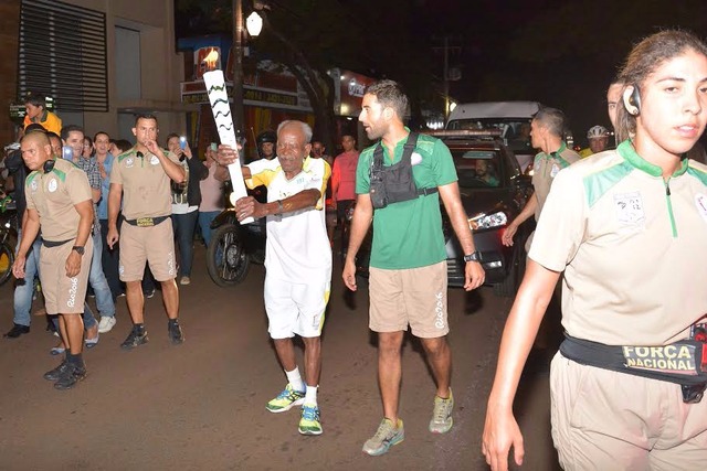 Seo Paulino, corredor de 10 São Silvestres, carregou a Tocha Olímpica em Dourados. (Foto: Marcos Ribeiro)