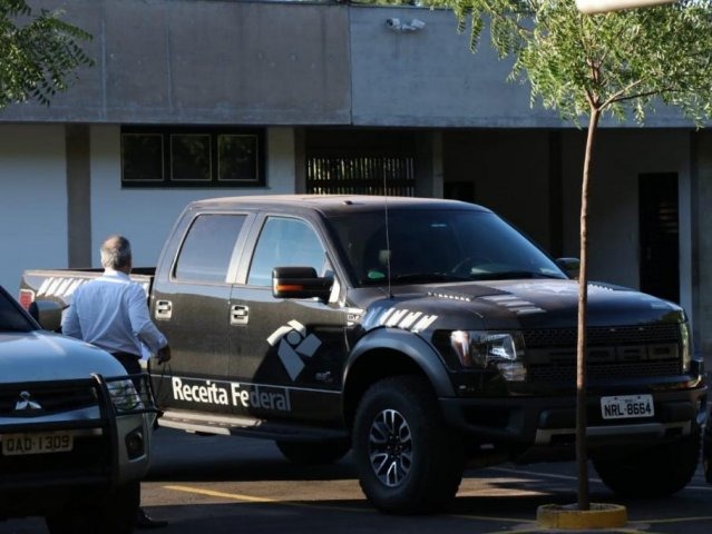 PF vai às ruas de 4 cidades para cumprir mandados na 6ª fase da Lama Asfáltica Viatura da Receita e movimentação no estacionamento do TCE-MS nesta manhã (Foto: Henrique Kawaminami)