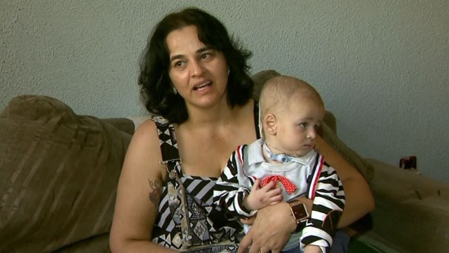 Bebê tem pé e pontas dos dedos amputados após ser internado com pneumonia técnica de enfermagem Lucimar Pereira Bueno, e o menino Miguel, em Franca (SP) (Foto: Reprodução/EPTV)