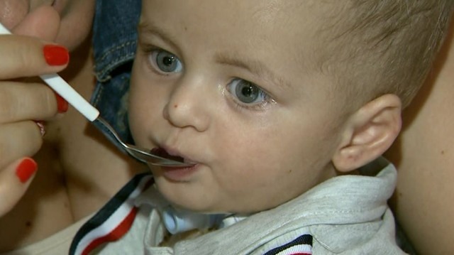 Miguel, de 1 ano, se recupera em casa após ter extremidades dos dedos e pé amputados em Franca (Foto: Reprodução/EPTV)