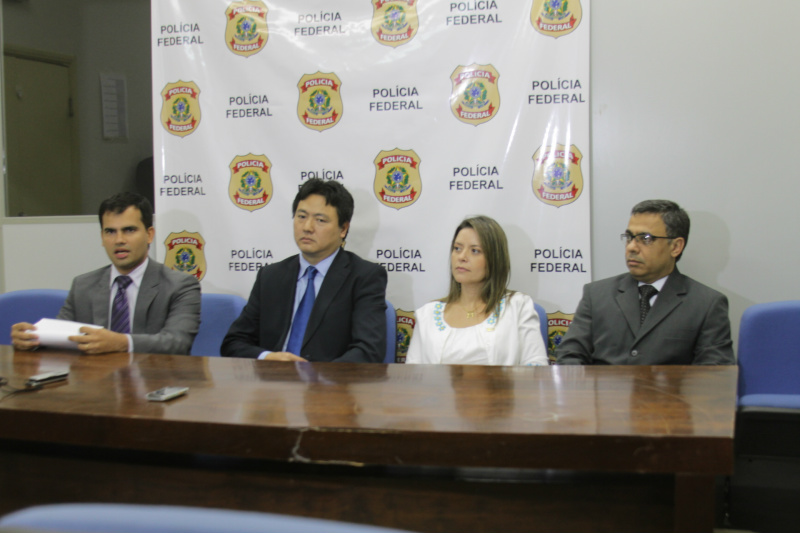 Envolvidos nas fraudes na Prefeitura de Água Clara podem ser presos e ter que ressarcir R$ 3,6 mi Delegados federais Coraça (esq.), Chang Fun, procuradora Janaina e delegado Nivaldo, na coletiva (Foto: Léo Lima)
