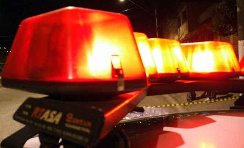 Mulher de calcinha e sutiã tenta agredir ex-marido em Três Lagoas A mulher de 34 anos estava visivelmente alcoolizada e quebrou o portão da casa enquanto, seminua, tentava entrar (Foto/Divulgação)