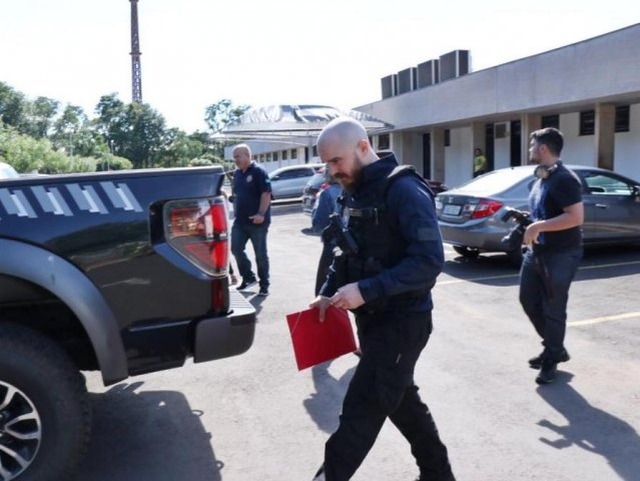 Policiais saindo do prédio do Tribunal de Contas do Estado (Foto: Henrique Kawaminami)