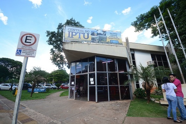 Refis municipal já atingiu R$ 41 milhões em renegociações O Refis acontece na Central do IPTU, na prefeitura - Foto: Álvaro Rezende / Correio do Estado