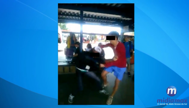 Adolescentes trocam socos e chutes em terminal de Campo Grande Brigas entre alunos das escolas estaduais de MS vem se tornando algo corriqueiro nas redes sociais (Foto: Reprodução)