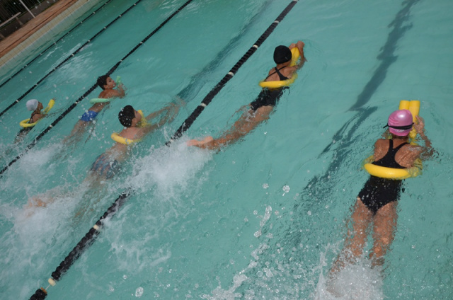 Uma das modalidades oferecidas é a natação, de forma gratuita. (Foto: Divulgação)