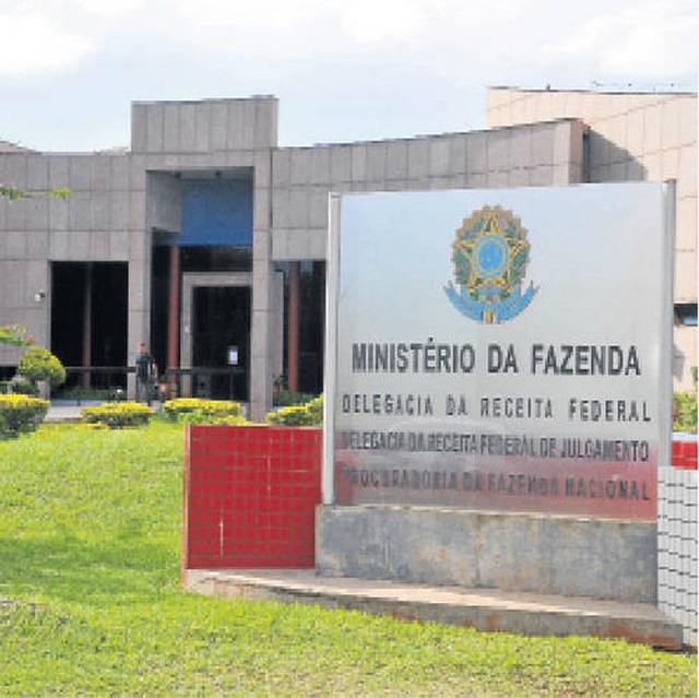 Esperando 410 mil declarações, Receita Federal libera programa de transmissão Entrada do prédio da Receita Federal na Capital. - Foto: Álvaro Rezende/Arquivo