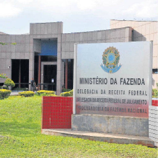 Entrada do prédio da Receita Federal na Capital. - Foto: Álvaro Rezende/Arquivo