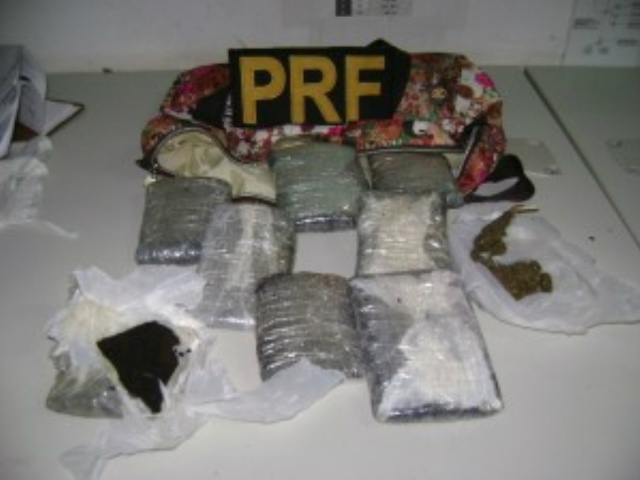 Jovem de 17 anos é apreendida com oito tabletes de haxixe em Bataguassu A droga foi encaminhada para a Delegacia local (Foto: Divulgação)