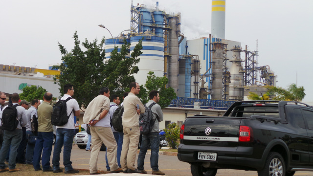 Em Três Lagoas, movimentos sindicais fazem manifestação na Fibria e IP por reajuste salarial O movimento dos sindicalistas em frente às fábricas não impediu o funcionamento normal das duas indústrias (Fotos: Ricardo Ojeda)