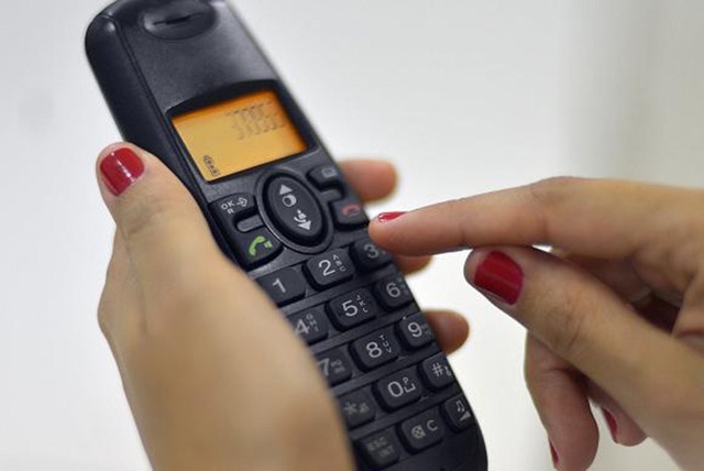 Ligações de fixo para móvel ficam mais baratas a partir de hoje O preço médio das ligações locais de telefone fixo para móvel vai passar de R$ 0,18 para R$ 0,12, sem imposto - Foto: Marcelo Casal Jr. / Agência Brasil