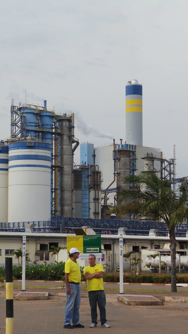 Em Três Lagoas, movimentos sindicais fazem manifestação na Fibria e IP por reajuste salarial Sindicalistas e trabalhadores cruzam os braços esperando terem reivindicações atendidas, enquanto indústria continua produzindo (Foto: Ricardo Ojeda)
