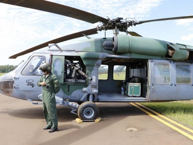 Helicóptero da FAB no aeroporto de Dourados durante a Operação Ostium, em março de 2017 (Foto: Helio de Freitas)