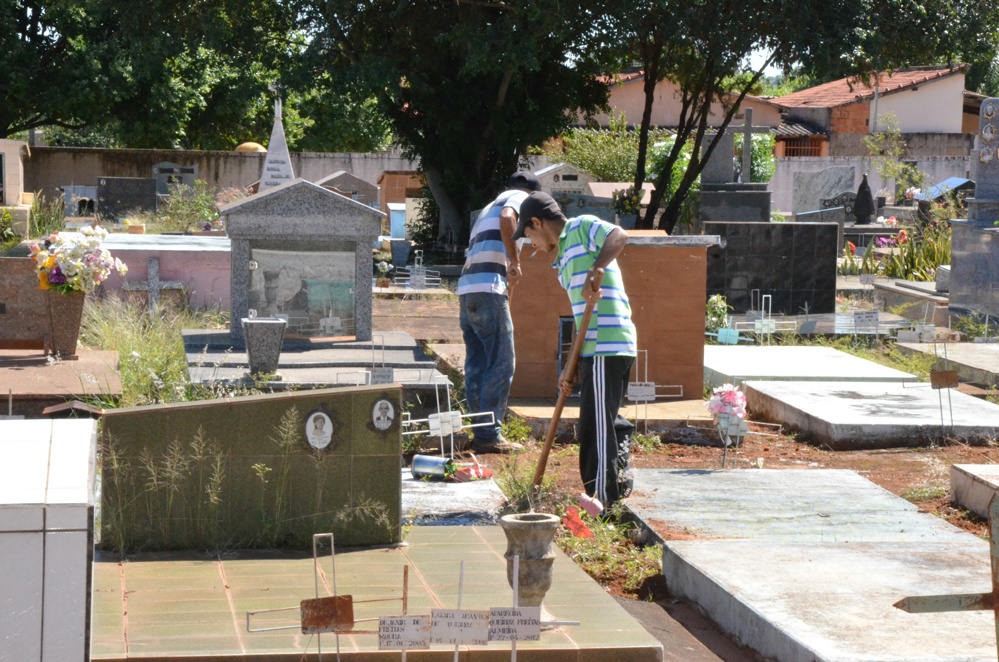 Prefeitura realiza limpeza no Cemitério Santo Antônio. (Foto: Assessoria)
