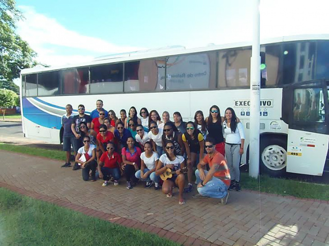 As atletas e a comissão técnica dos times femininos de futsal (Foto: Divulgação)