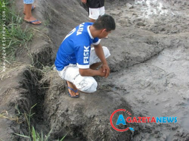 Barranco cede e mata duas crianças afogadas Por se tratar de morte não natural, corpos teriam passado por autópsia no IML. Família contesta o motivo de ter aberto as crianças e fazem acusações de possível violação de cadáver (Fotos: Bruno Martins)