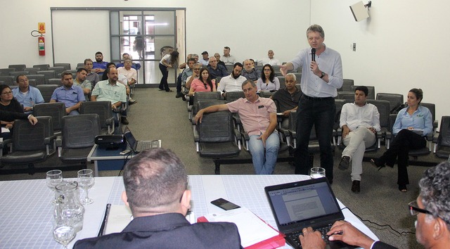 Secretário Jaime Verruck, da Semagro, fala durante a audiência pública realizada pela Receita Federal em Corumbá
