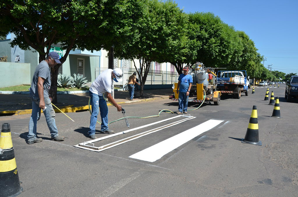 A secretaria realiza a pintura e repintura de faixas de pedestre. (Foto: Assessoria)