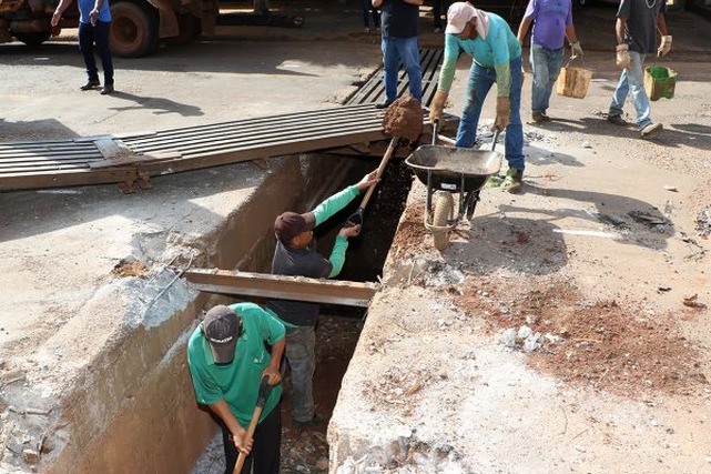 Prefeitura começa trabalho de limpeza de galerias no JK e no Alvorada Limpeza de bueiros na Jary Mercante: serviço alivia, mas não resolve a questão das enchentes. Foto: Divulgação