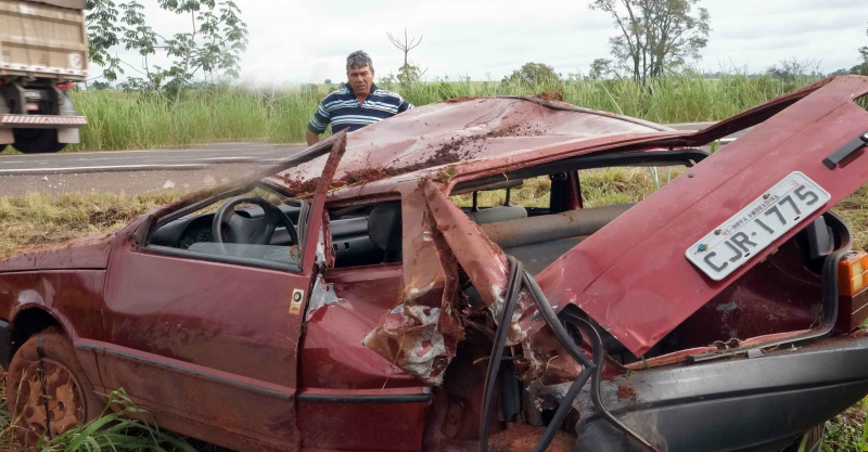 Veículo de Nova Andradina teve perda total após capotar várias vezes (Foto: João Carlos Tonon/ Radio Portal News)