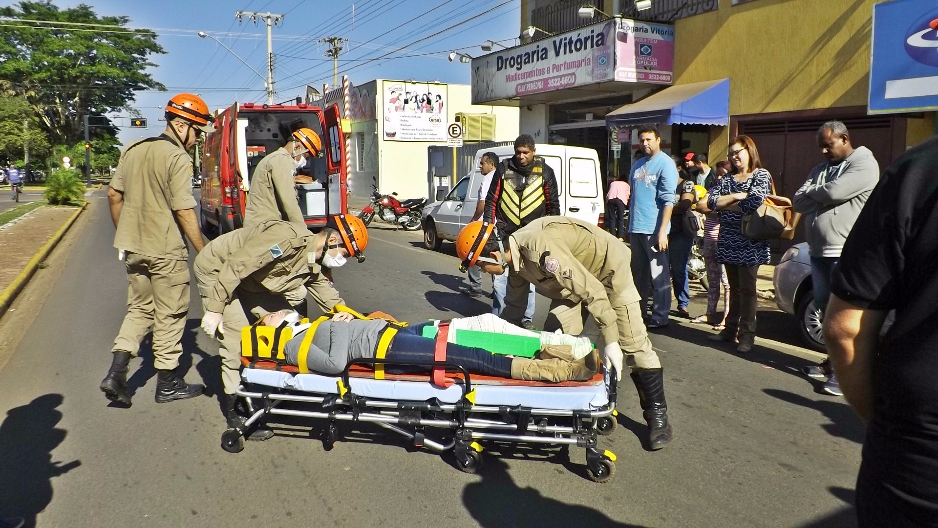 Vítima foi socorrida pelo Corpo de Bombeiros. (Foto: Lucas Gustavo/ Perfil News). 