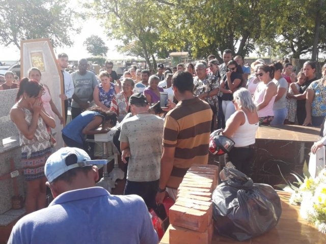 Corpos de Maiana e Dandara foram sepultados nesta tarde em Rio Brilhante (Foto: Olimar Gamarra/Rio Brilhante em Tempo Real)
