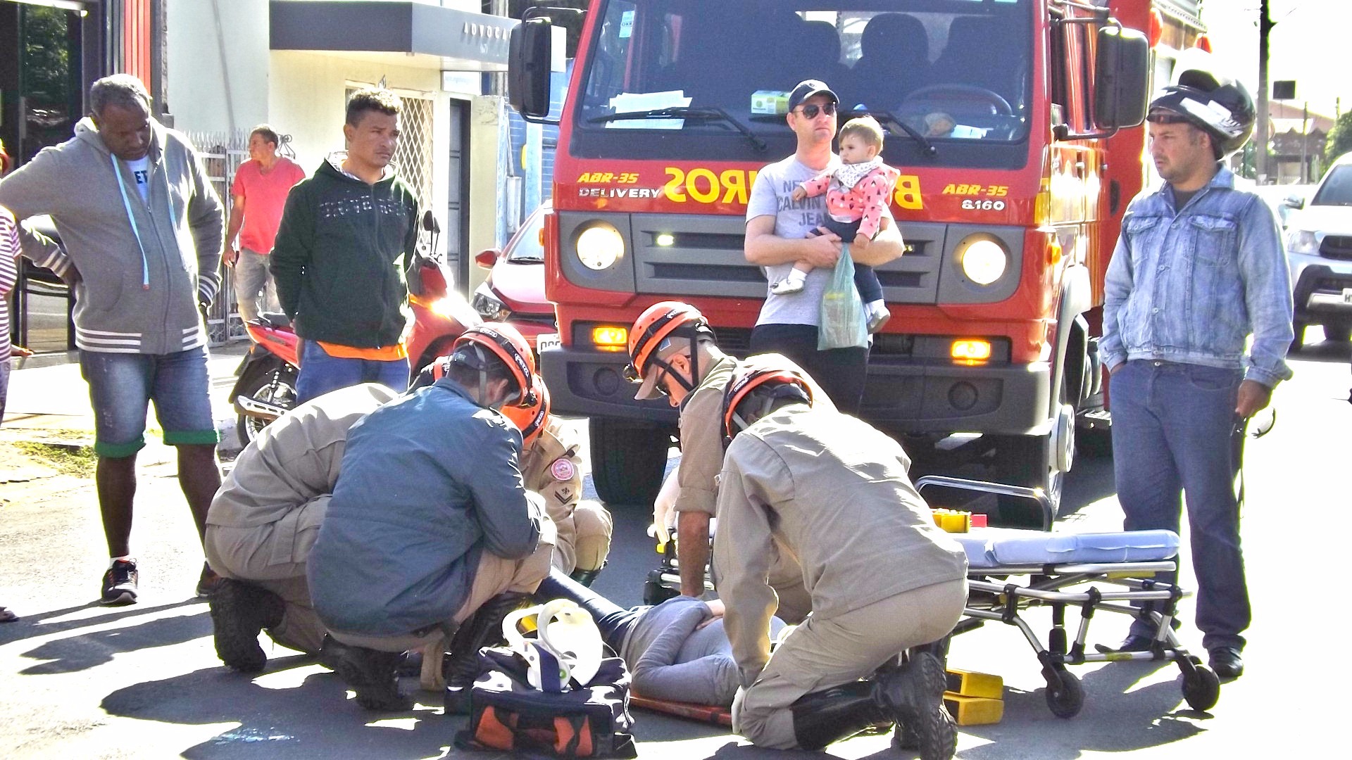 Jovem ficou caída no meio da avenida. (Foto: Lucas Gustavo/ Perfil News). 