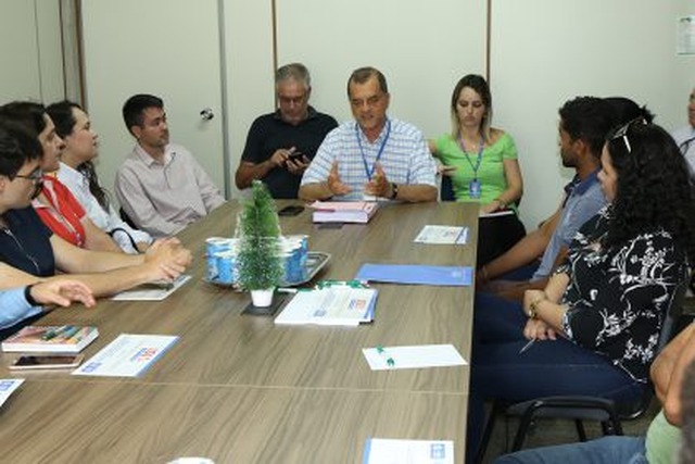 PROCON se reúne com donos e gerentes de postos de combustíveis de Três Lagoas Comerciantes também foram orientados sobre a venda de cigarros. Foto: Assessoria