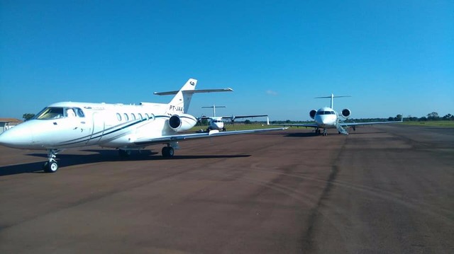 Presidente da Eldorado e comitiva da Arauco sobrevoam fábrica em Três Lagoas Jatinhos particulares movimentaram aeroporto de Três Lagoas nesta quarta-feira (21). (Foto: Ricardo Ojeda/ Perfil News).