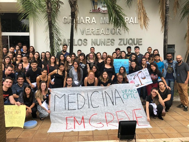 Azambuja não repassa verba e convênio para estágio dos alunos de medicina da UFMS no Auxiliadora opera no vermelho Na última semana alunos de Medicina da UFMS fizeram um protesto na Câmara de Vereadores contra a superlotação da sala. Excesso de alunos também prejudica o aprendizado na prática. Foto: Divulgação.
