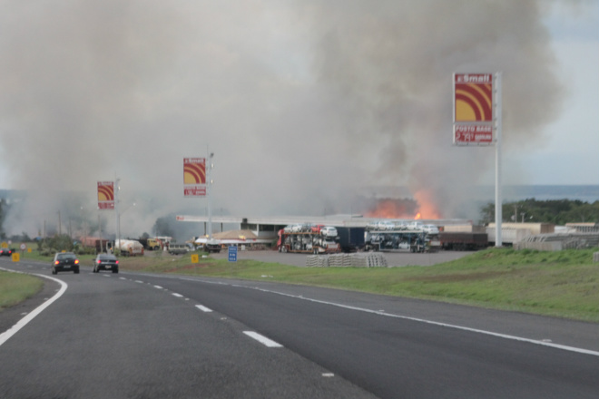 Quem passava pela rodovia Marechal Rondon imaginava que era o posto de combustível que estava pegando fogo (Fotos: Ricardo Ojeda)