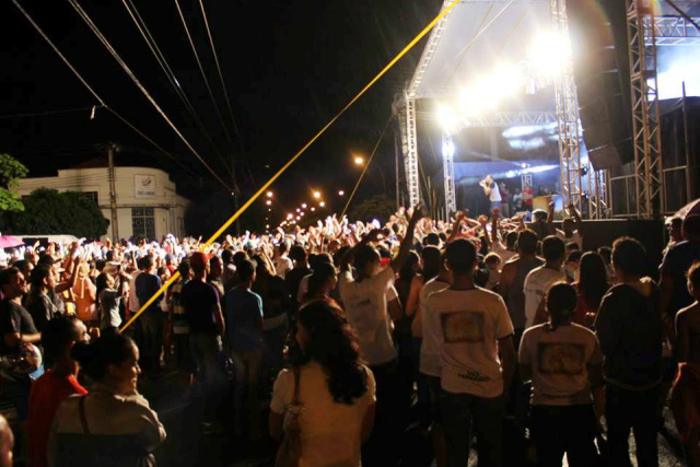 Mesmo com chuva, Marcha Para Jesus reúne mais de 3 mil participantes Show do cantor André Valadão aconteceu na praça Ramez Tebet.