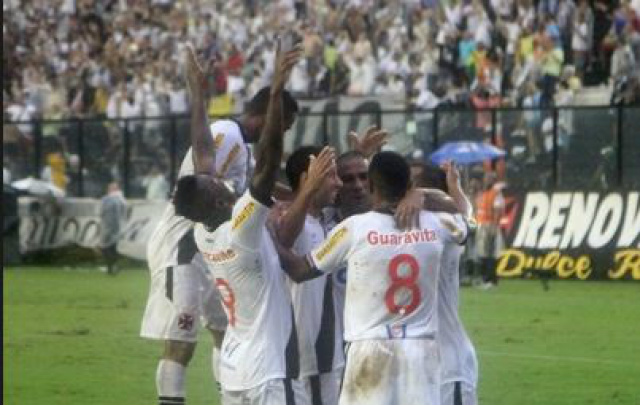 Jogadores do Vasco abraçam Nenê em comemoração do primeiro gol do jogo contra o Santos. (Foto: Divulgação)