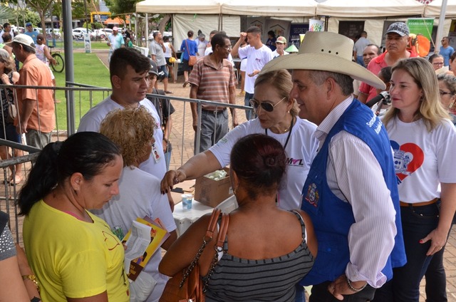 Em Três Lagoas, famílias de baixa renda ganham kits de lâmpadas de LED Presente no ato, o prefeito Angelo Guerreiro agradeceu a parceria (Foto/Assessoria)