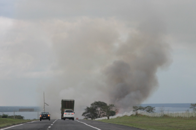 Fumaça chegou a atrapalhar a visibilidade dos motoristas que trafegavam pela Marechal Rondon (Foto: Ricardo Ojeda)