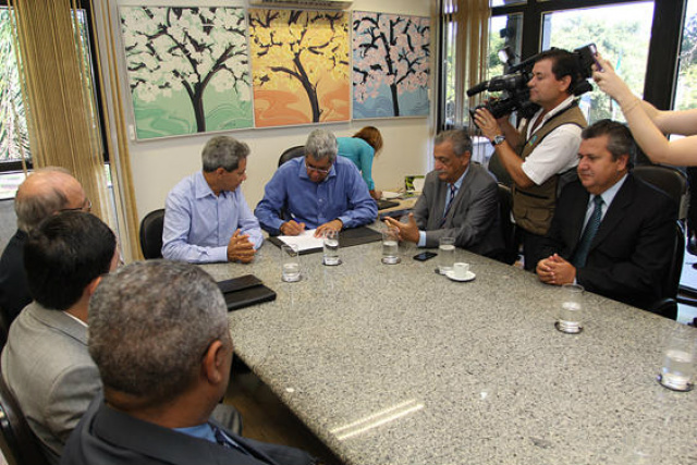 Fábrica de MDF irá gerar 400 empregos em Água Clara Governador assinou termo de acordo ontem (Foto: Divulgação)