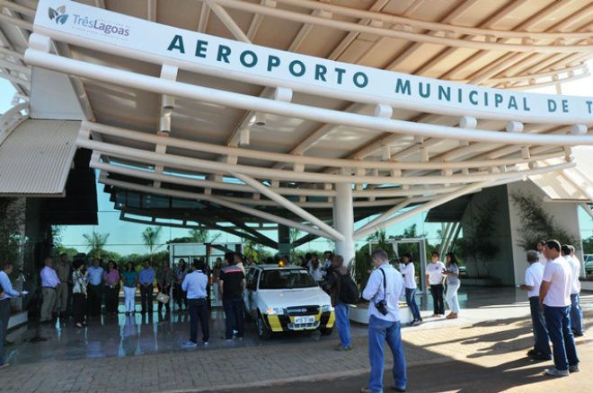 A viatura foi entregue à responsabilidade do superintendente municipal operacional do Aeroporto, e ao coordenador operacional interno e externo (Foto: Divulgação/Assecom)