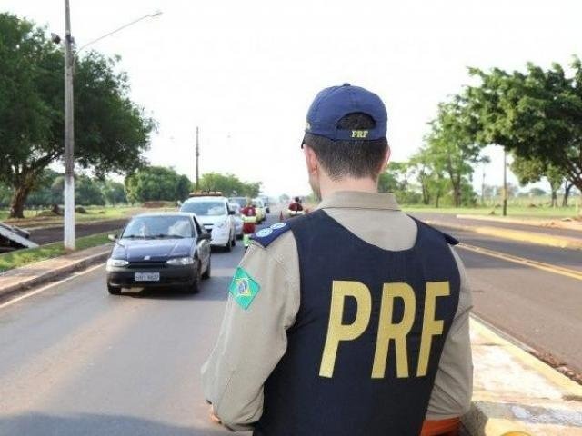 Policial durante patrulhamento em uma das rodovias federais do Estado (Foto: Arquivo/Campo Grande News)
