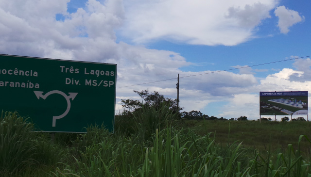 No foto dá para observar o painel com a maquete da fábrica da Asperbras que será construída em Água Clara nas proximidades do trevo da BR 262 (Foto: Ricardo Ojeda)