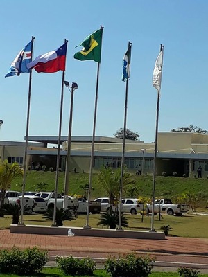 Os mastros em frente da Eldorado estavam hasteados as bandeiras  do Brasil, do Estado, do Chile, do Município e da Eldorado(Forto: Divulf=gação)